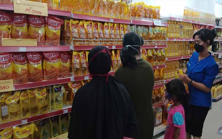 Warga Palangka Raya saat belanja minyak goreng di swalayan