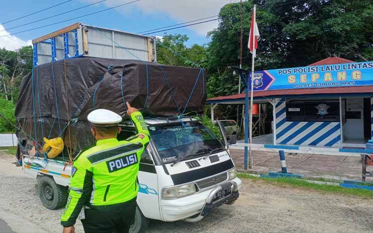 Satlantas Polres Gunung Mas saat sedang menindak kendaraan yang over loading