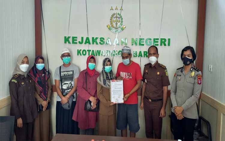 Korban dan Tersangka saat proses perdamaian di Kejaksaan Negeri Kotawaringin Barat