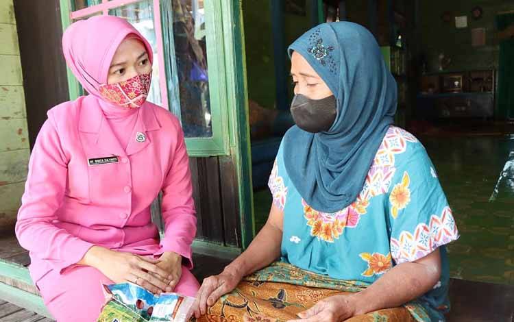 Bhayangkari Polres Barito Timur Bantu Warga Terdampak Banjir