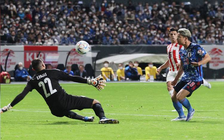 Pemain Jepang Takuma Asano mencetak gol pembuka untuk Jepang dalam laga persahabatan melawan Paraguay di Sapporo Dome, Sapporo City, Prefektur Hokkaido, pada 2 Juni 2022. (REUTERS/ Yomiuri Shimbun/Ken Satomi)