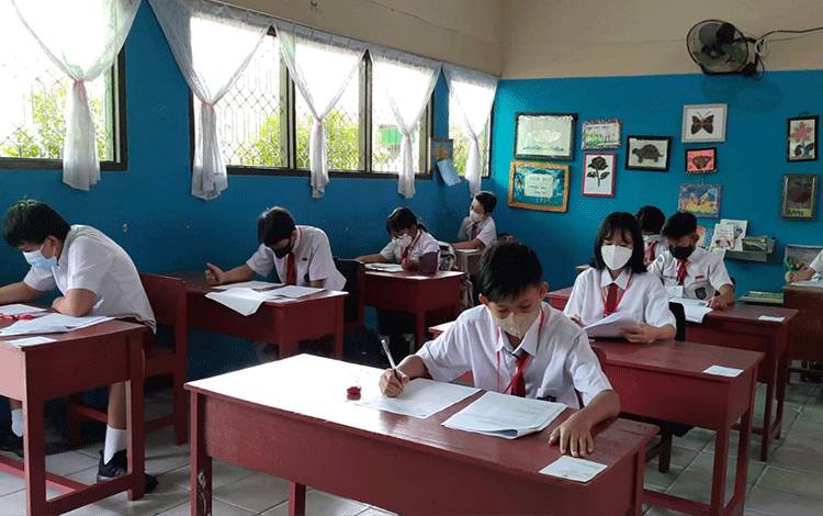 Murid SDN 11 Palangka Raya mengikuti ujian akhir sekolah.