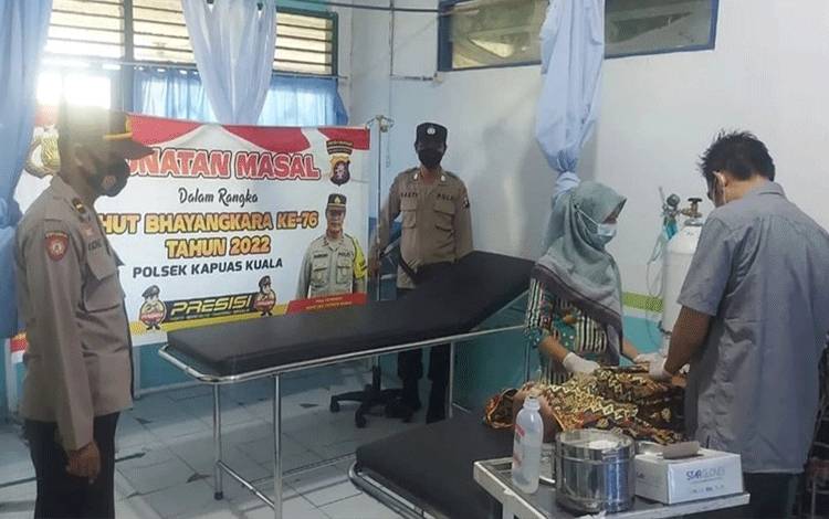 Sambut Hari Bhayangkara ke-76, Polsek Kapuas Kuala Gelar Baksos Sunat Massal