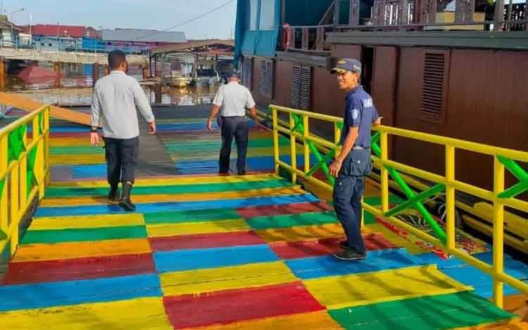 Petugas Dishub Palangka Raya melakukan pengawasan dan cek kelayakan armada di Pelabuhan Rambang