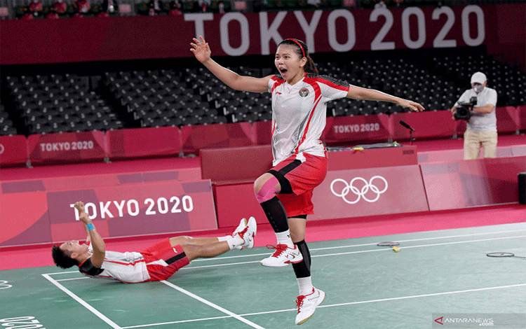 Ganda Putri Indonesia Greysia Polii/Apriyani Rahayu melakukan selebrasi setelah mengalahkan lawannya ganda putri China Chen Qing Chen/Jia Yi Fan dalam final Olimpiade Tokyo 2020 di Musashino Forest Sport Plaza, Tokyo, Jepang, Senin (2/8/2021). ANTARA FOTO/Sigid Kurniawan/wsj.