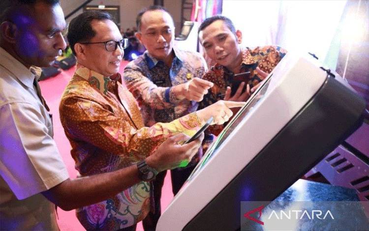 Menteri Dalam Negeri Tito Karnavian (kedua kiri) bersama Direktur Jenderal Kependudukan dan Catatan Sipil Kemendagri Zudan Arif Fakrulloh (dua kanan) mencoba mesin Anjungan Dukcapil Mandiri di pembukaan Rapat Koordinasi Nasional Dukcapil 2022. (ANTARA/HO-Kemendagri)
