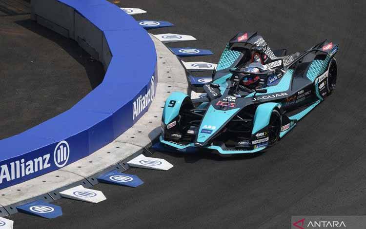 Pembalap Jaguar TCS, Mith Evans melaju saat mengikuti qualifikasi Formula E seri kesembilan di Jakarta International E-Prix Circuit (JIEC), Jakarta, Sabtu (4/6/2022)