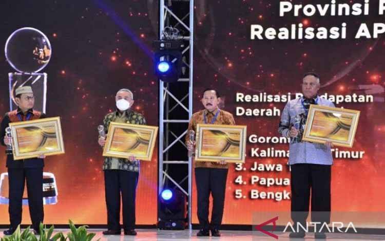 Gubernur Kaltim Isran Noor (ke-2 dari kiri) bersama sejumlah kepala daerah penerima penghargaan Kemendagri