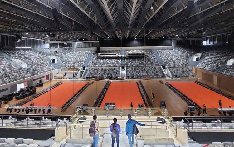 Istora GBK, Senayan, Jakarta pada Kamis (2/6/2022) terus bersolek menyambut dua turnamen bulu tangkis Indonesia Masters dan Open 2022