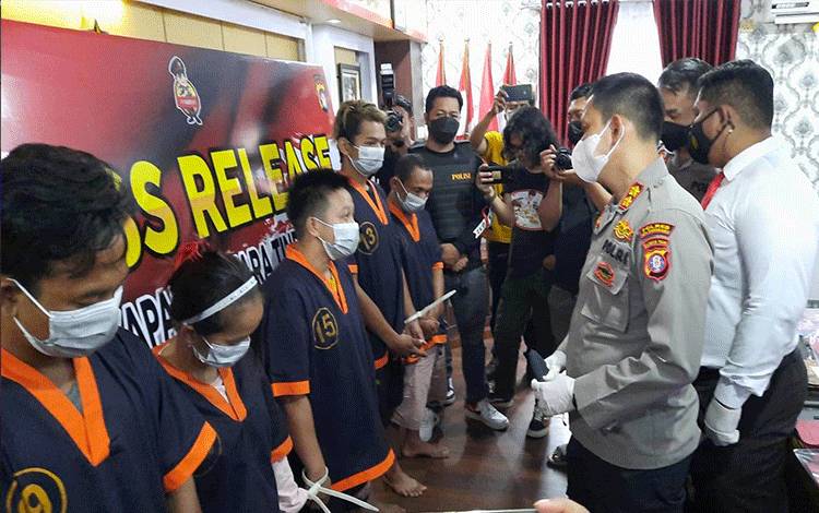 VIDEO: Polres Kobar Tangkap 5 Pengedar Sabu
