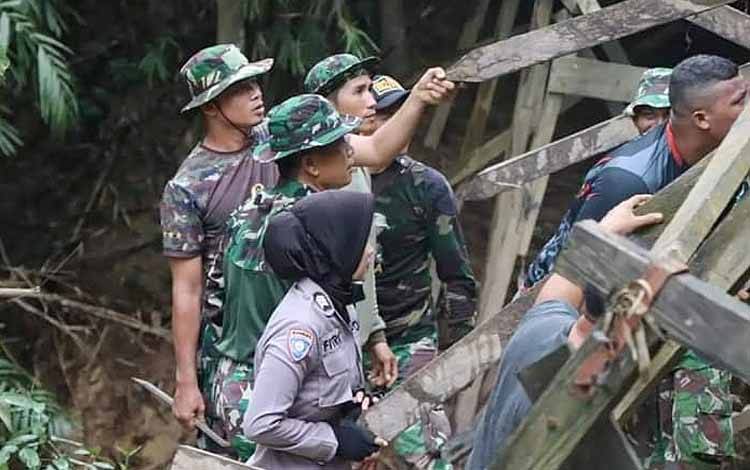 TNI, Polri dan Warga Bersihkan Puing Jembatan yang Rusak Akibat Banjir