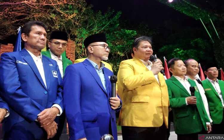 Airlangga Hartarto (tengah) didampingi Zulkifli Hasan (dua kiri) dan Suharso Monoarfa (tiga kanan) saat memberikan keterangan pers usai penandatanganan nota kesepahaman koalisi indonesia bersatu (KIB) di Jakarta, Sabtu (4/6/2022)