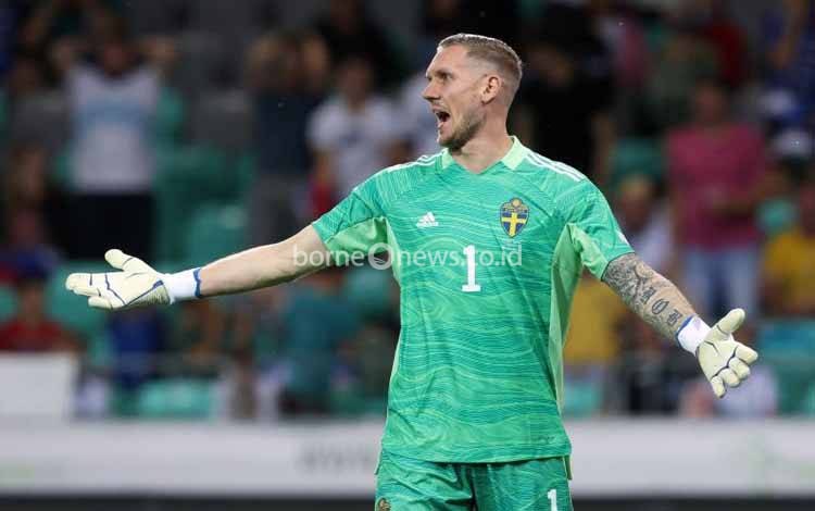 Penjaga gawang timnas Swedia Robin Olsen saat pertandingan Grup H UEFA Nations League antara Slovenia dan Swedia di Stadion Stozice, Ljubljana, Slovenia, 2 Juni 2022
