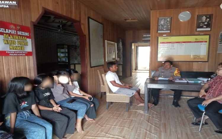 Personel Polsek Kapuas Hulu saat mediasi kejadian perkelahian melibatkan 5 pelajar putri