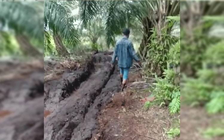 Kegiatan Off-road yang merusak kebun warga di Jalan Jenderal Sudirman Km 20 Sampit.