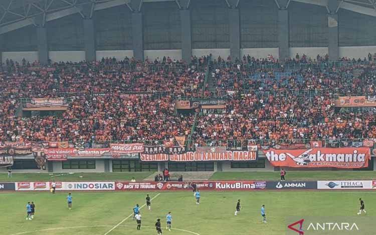 Persija Jakarta (berseragam hitam) bertanding melawan klub Liga Super Malaysia, Sabah FC pada laga persahabatan di Stadion Patriot Candrabhaga, Bekasi, Jawa Barat, Minggu (5/6/2022). Partai uji coba itu berakhir dengan skor 2-1 untuk kemenangan Sabah FC