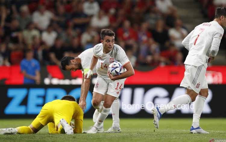 Alvaro Morata (7) dan Eric Garcia (14) merayakan gol kedua Spanyol yang dicetak oleh Inigo Martinez ketika menghadapi Republik Ceko pada pertandingan Grup A2 UEFA Nations League di Stadion Eden Arena, Praha, Minggu (5/6/2022)