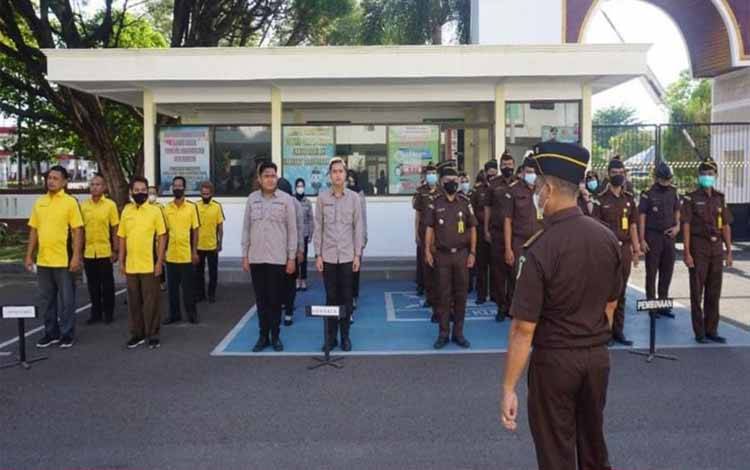 Apel di halaman kantor kejaksaan Tinggi Kalteng