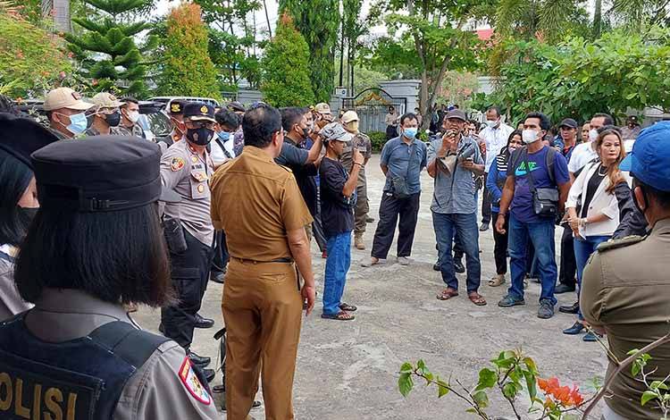 Keberatan Tidak Lulus Seleksi Tambahan, Pendukung dan Bakal Calon Kades Datangi Kantor Dinas PMD Kapuas