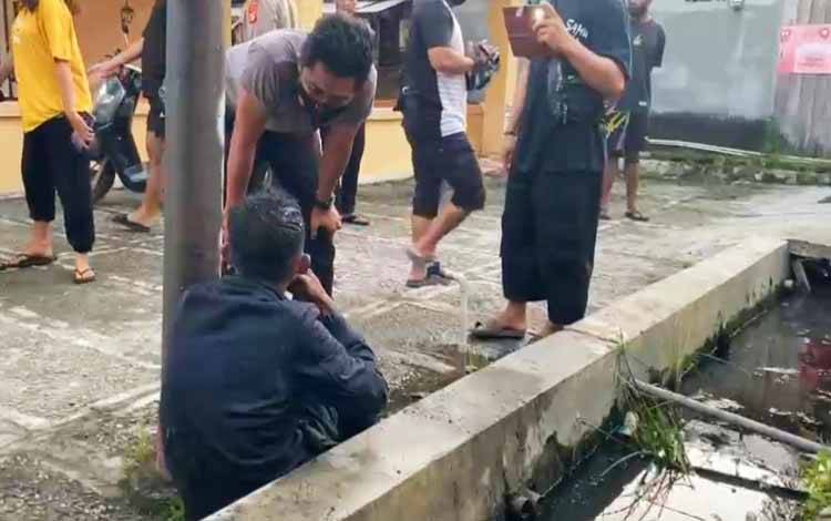 Pemuda Ini Dihakimi Massa karena Mencuri Rokok