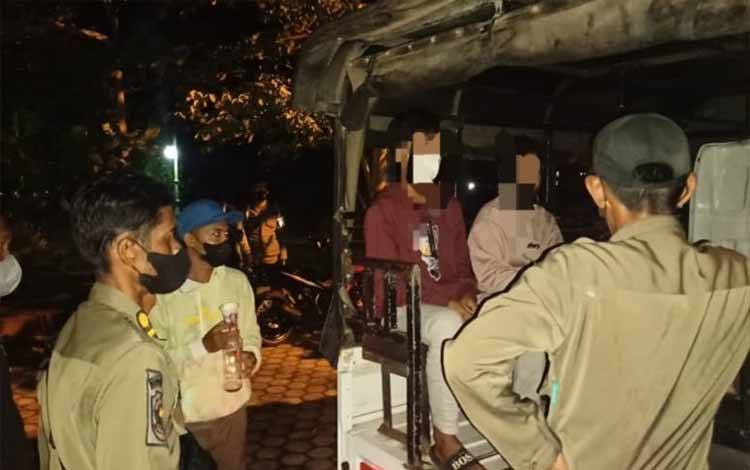 Minum Minuman Keras di Taman, Sejumlah Pemuda Diamankan Satpol PP Kapuas