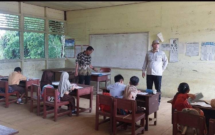 Camat Seribu Riam Roy Cahyadi saat melakukan sidak ke sebuah sekolah di wilayahnya.