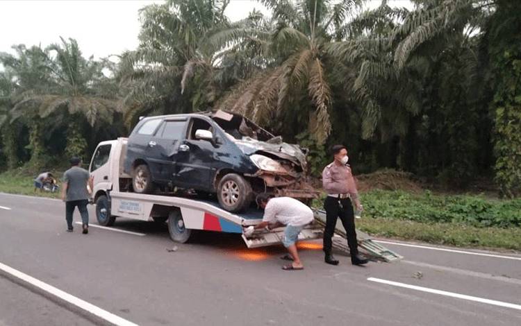 VIDEO: Kijang Innova Berpenumpang 12 Orang Tujuan Sukamara Masuk Parit