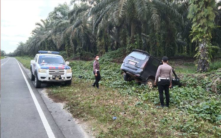 Oleng, Mobil Kijang Innova Berpenumpang 12 Orang Tujuan Sukamara Masuk Parit