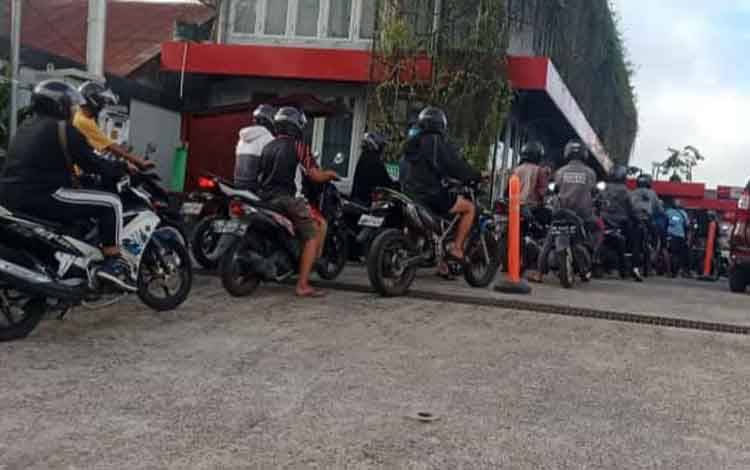 Antrean kendaraan membeli BBM di SPBU wilayah Palangka Raya