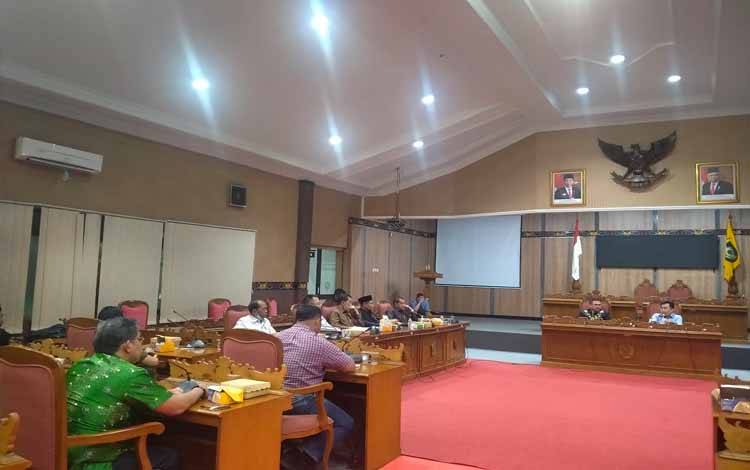 Ketua Komisi I DPRD Kabupaten Kotawaringin Timur, Rimbun memimpin rapat tuntutan plasma