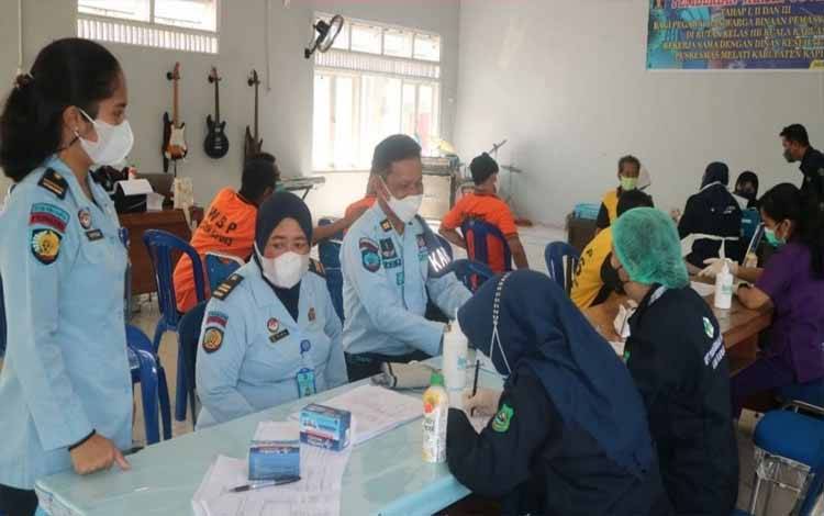 Petugas dan WBP Rutan Kuala Kapuas Kembali Jalani Vaksinasi Covid-19