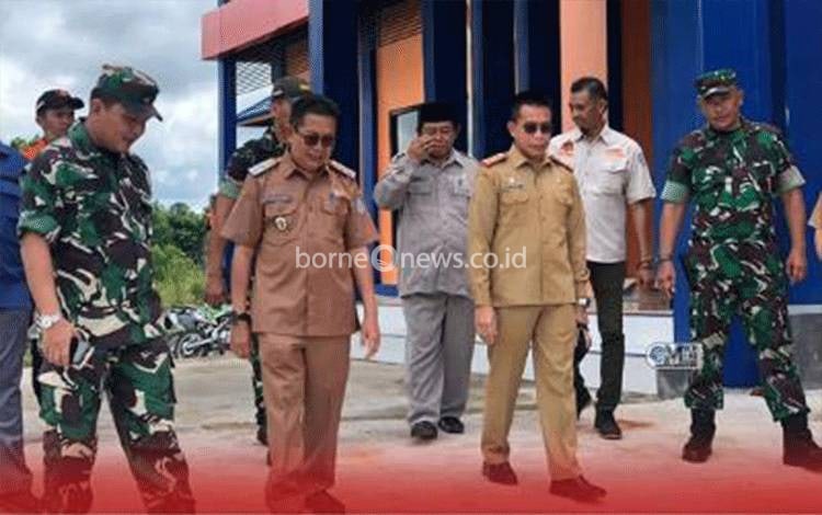 Wakil Bupati Mura didampingi sekda saat meninjau pelaksanaan pelatihan penanganan Bencana di BPBD Kabupaten Mura.