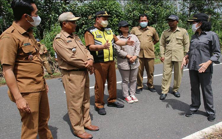 Taty Narang Tinjau Lokasi Pembanguan Kantor Camat Pandih Batu yang Baru