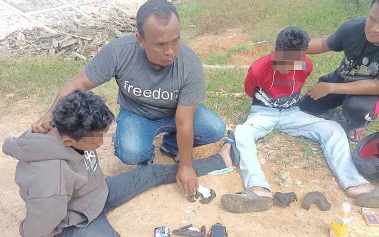 Personel Unit Reskrim dan Intelkam Polsek Kolam Tangkap 2 Kurir Sabu