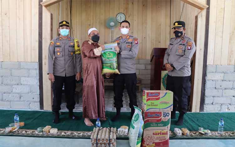 Kapolres Kobar Beri Bantuan ke Ponpes Mambaul Hasan