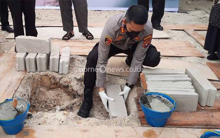 Kapolres Kobar Lakukan Peletakan Batu Pertama Pembangunan Musala