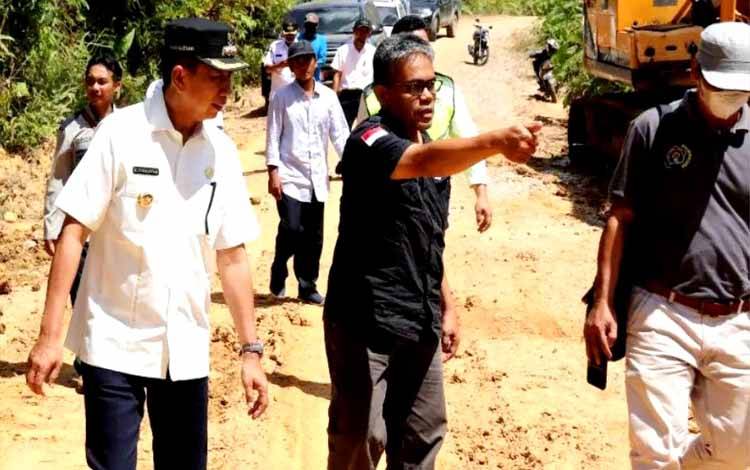 Bupati Barito Utara dan Kadis PUPR Tinjau Perbaikan Jalan Jamut - Datan