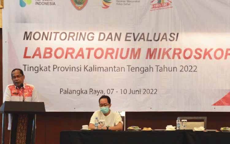 Kepala Dinkes Kalteng, Suyuti Syamsul (kiri) saat Monev Laboratorium Mikroskopis