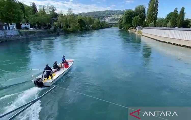 Kepolisian Bern, Swiss, menyatakan sejumlah komunitas di Sungai Aare, dilibatkan dalam proses proses pencarian Emmeril Kahn Mumtadz atau Eril, putra sulung Gubernur Jawa Barat Ridwan Kamil yang dinyatakan hilang pada Kamis (26/5/2022)