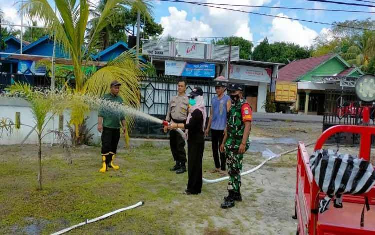 Tim Siaga Bencana Kelurahan Kalampangan Cek Alat Pemadam Kebakaran