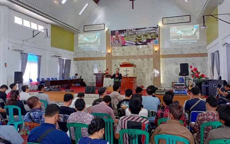 Ketua LPPD Barito Timur Barnusa, saat membuka pelatihan teknisi operator sound system di GKE Palanungkai Tamiang Layang, Jumat, 10 Juni 2022.