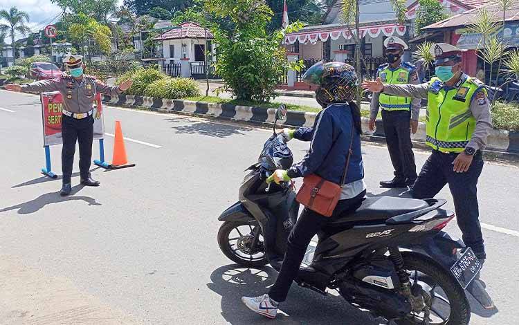 Afandi Eka Putra, melalui Kasatlantas Polres Barito Timur AKP Irfan Mochammad Nur Alireja memimpin langsung razia kartu vaksin yang dipadukan dengan kegiatan vaksinasi drive thru di Mapolsek Dusun Timur
