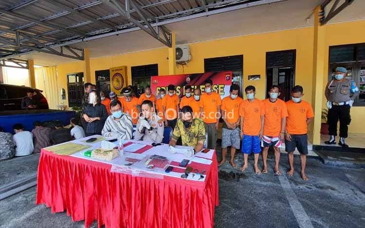 Kapolres Kobar AKBP Bayu Wicaksono menggelar jumpa pers pengungkapan kasus pencurian buah sawit