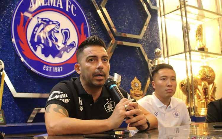 Pelatih Persik Kediri Javier Rocha (kiri) bersama Arthur Irawan pada saat melakukan jumpa pers terkait gelaran turnamen pramusim Piala Presiden 2022, di Kota Malang, Jawa Timur, Sabtu (11/6/2022). (ANTARA/Vicki Febrianto)