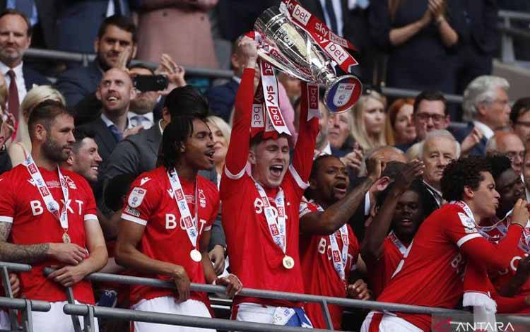 Djed Spence (kedua kiri) bersama rekan setimnya merayakan keberhasilan Nottingham Forest promosi ke Liga Premier Inggris usai mengalahkan Huddersfield Town pada partai final play-off Divisi Championship. (29/5/2022)