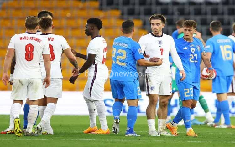 Pemain Italia Giacomo Raspadori bersalaman dengan pemain Inggris Jack Grealish setelah pertandingan Grup C UEFA Nations League antara Inggris dan Italia di Stadion Molineux, Wolverhampton, Inggris, Sabtu 11 Juni 2022
