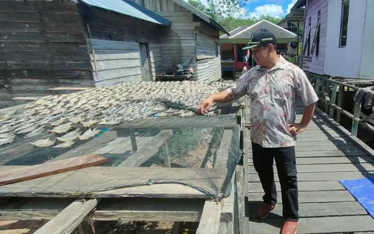 Wakil Ketua I DPRD Kapuas Harapkan Pemkab Bantu Pemasaran Usaha Ikan Kering Warga