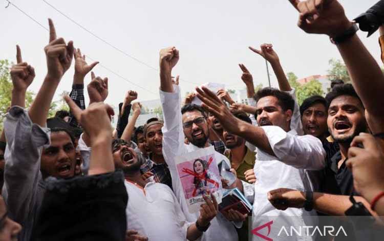 Mahasiswa Jamia Millia Islamia meneriakkan slogan-slogan menentang juru bicara partai Bharatiya Janata Party (BJP) Nupur Sharma dan pemimpin BJP Naveen Jindal dan menuntut penangkapan mereka atas komentar terhadap Nabi Muhammad, di kampus Jamia Millia Islamia di New Delhi, India, Jumat10 Juni 2022