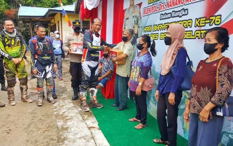 Trail Adventure Day, Kapolda Kalteng Motoran Sembari Bagikan Bansos