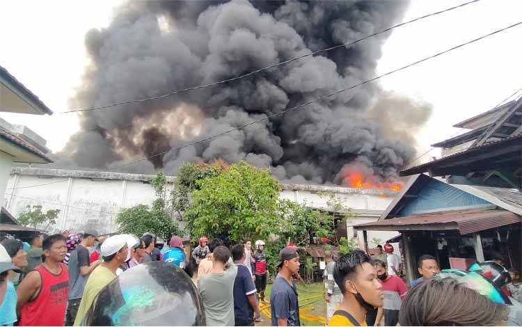 Sebuah Rumah Warga di Samping Utara Gudang Juga Terbakar